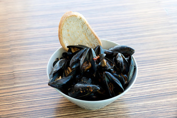 Peppery mussels with lemon and bread