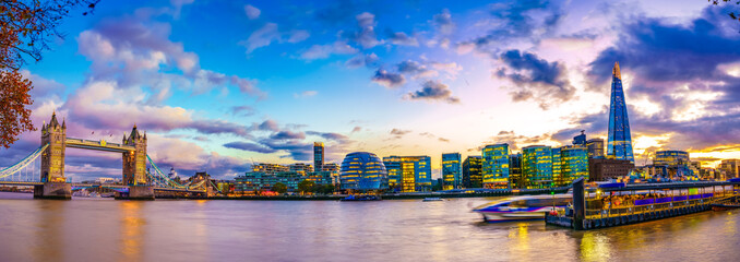 Fototapeta na wymiar Colorful sunset panorama of Thames river including London landmarks 