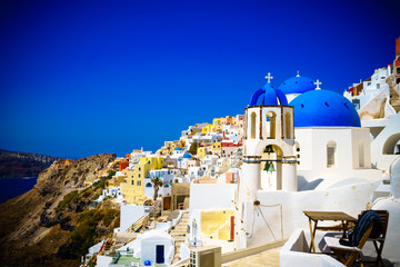 Fototapeta premium Słynne niebieskie kopuły w miejscowości Oia, Santorini, Grecja