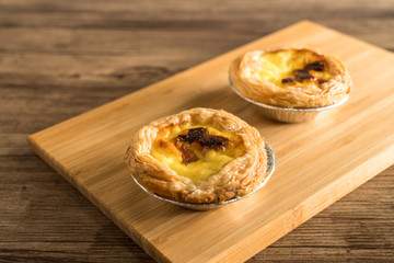 Egg tarts with wooden backgrounds