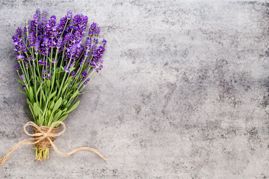 Fototapeta Lavender flowers, bouquet on rustic background, overhead.