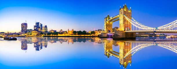 Obraz na płótnie Canvas Tower Bridge and financial district panorama in London