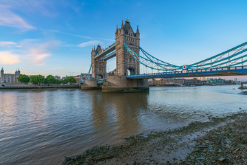 Fototapeta na wymiar Tower Bridge before sunrise