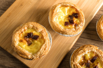 Egg tarts with wooden backgrounds