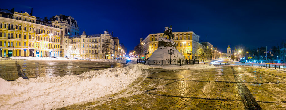 Sofiyivska square panorama with Bohdan Khmelnytsky Monument in Kiev | Ukraine 