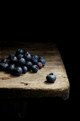 Mirtillo e legno su fondo scuro