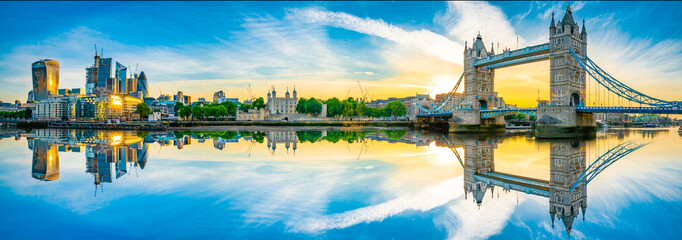 Panorama der Tower Bridge und des Finanzviertels in London