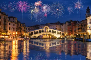 Foto auf Acrylglas Rialtobrücke Rialto-Brücke und Garnd-Kanal mit Feuerwerk in Venedig, Italien