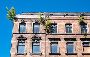 Obraz premium baufälliges Mehrfamilienhaus in Ostdeutschland