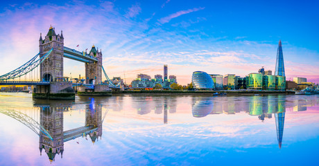 Panorama van London Tower bridge   Engeland