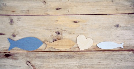 Maritimer Hintergrund - Fische mit Herz auf Holz