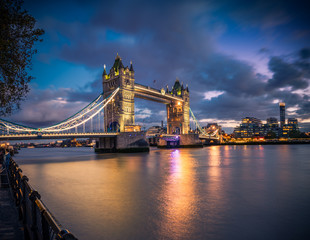 Obraz premium Tower Bridge at dusk