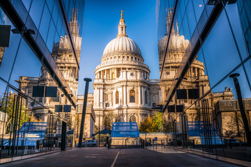 Fototapeta na wymiar St. Paul's cathedral with reflections 