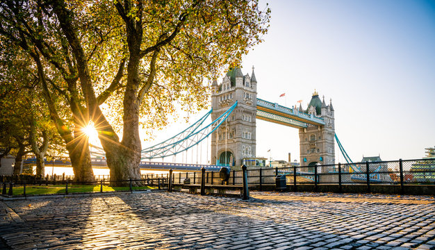 Tower bridge at sunrise in autumn - Powered by Adobe
