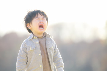泣く子ども