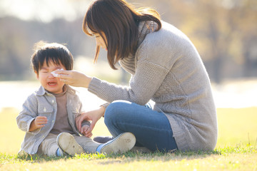 子どもの涙を拭う母親