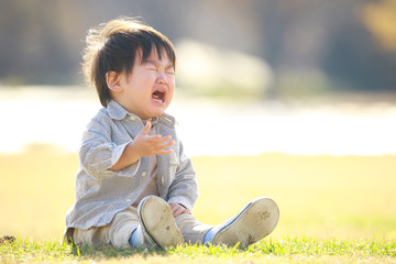 泣く子ども