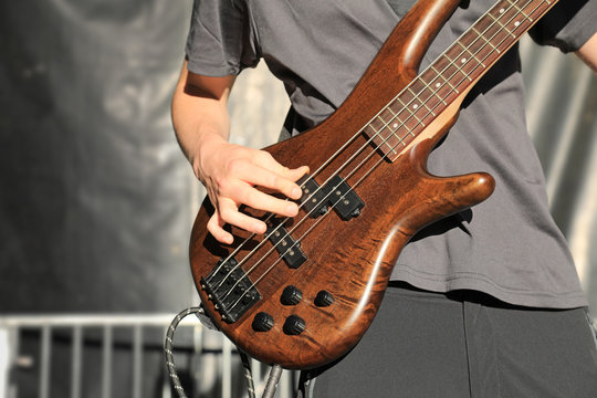guitarra el&eacute;ctrica bajo madera concierto 4M0A7013-f18