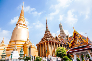 Fototapeta premium Golden pagoda and halls buildings at Emerald Buddha temple or Wat Phra Keaw, Bangkok grand palace