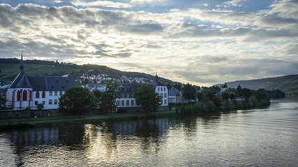 Fototapeta na wymiar View over bernkastel-kaus, mosselvalley in Germany