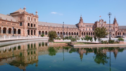 Fototapeta na wymiar Place d'Espagne à Séville, avec reflet du palais dans le canal (Espagne)