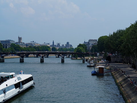 Seine mit Ausflugsboot