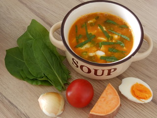 Vegetarisch, feinschmecker, gem&uuml;se creme-soupe mit tomete, s&uuml;sskartoffel, zwiebel, sauerampfer und ei