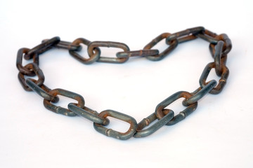 Obraz premium Heart shape, Rusty chain forming to heart shape on white background or heart shape isolated use for Valentine 's day and rusty heart background