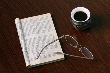 Чашка кофе,книга,очки.