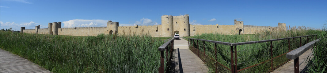 Panoramique : la citadelle d'Aigues-Mortes, Gard, Languedoc, Occitanie.