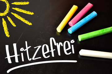 Kreidetafel mit bunter Kreide und Hitzefrei.