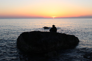 Man Starring at the sea at sunset (uomo che guarda il mare all'alba)