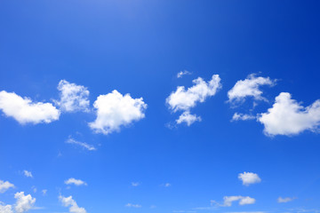 南国沖縄の紺碧の空と夏雲