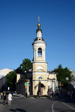 A view of the Church of the Nativity of the Blessed Virgin on Kulishki and a monument to the "Children of Beslan" in the center of Moscow.