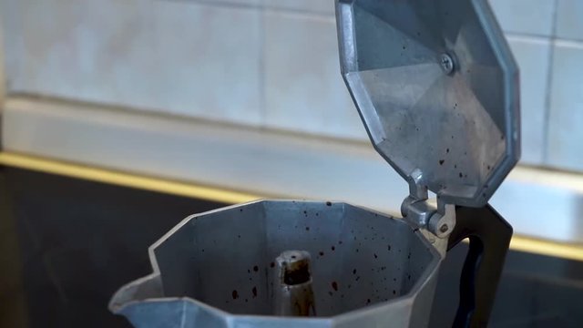 15 seconds timelapse of bad moka pot brewing process