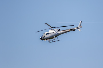 Tieffliegender Helikopter am Himmel