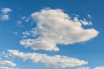 Obraz premium Blauer Himmel mit weißen Wolken 