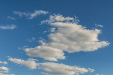 Blauer Himmel mit weißen Wolken 
