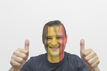 Hombre sonriendo apoyando su selección