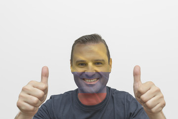 Hombre sonriendo apoyando su selección
