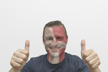 Hombre sonriendo apoyando su selección