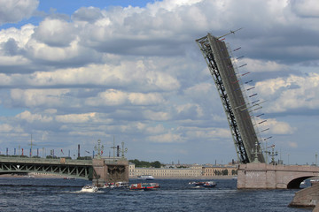 RUSSIA, St. Petersburg, the divorced Trinity Bridge, with the passing steamboats passing under it