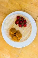 chicken nuggets, tomato and thin bread