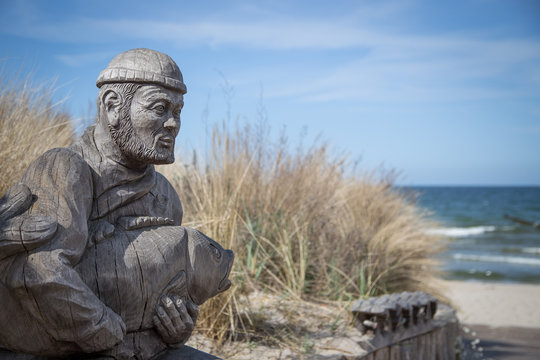 Holzfigur Fischer am Strand