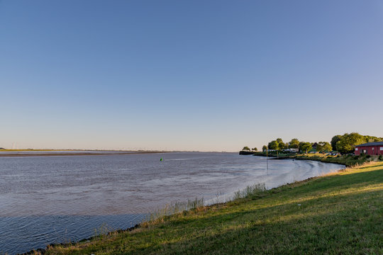 Wundersch&ouml;ne Aussicht auf der Eider vom T&ouml;nninger Hafen in Schleswig-Holstein.