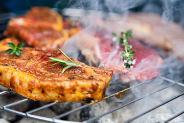 Grillfleisch mit Kräutern auf dem Grill