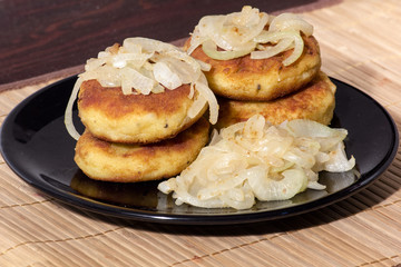 Obraz na płótnie Canvas potato chops with fried onions