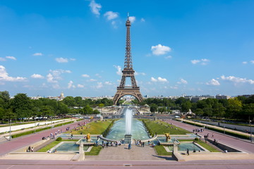 Eiffel Tower and Trocadero fountains, Paris, France - obrazy, fototapety, plakaty
