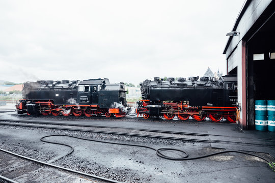 Zwei alte Dampflokomotive