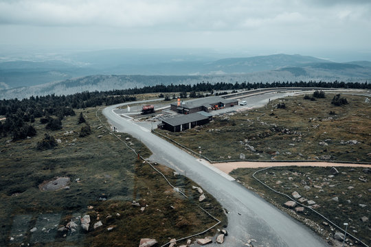 Fototapeta Blick von oben auf die Brockenstraße und Bahnhof